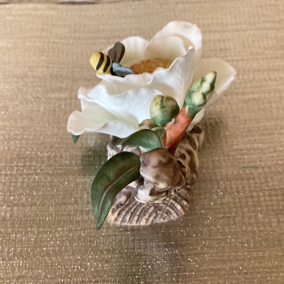 Lefton Royal Dover Camilla Flower with Bee Bone China. - Picture 6 of 8